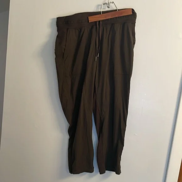 Lulu lemon cropped dance studio pants in Army Green Color EUC size 10 - Picture 2 of 7